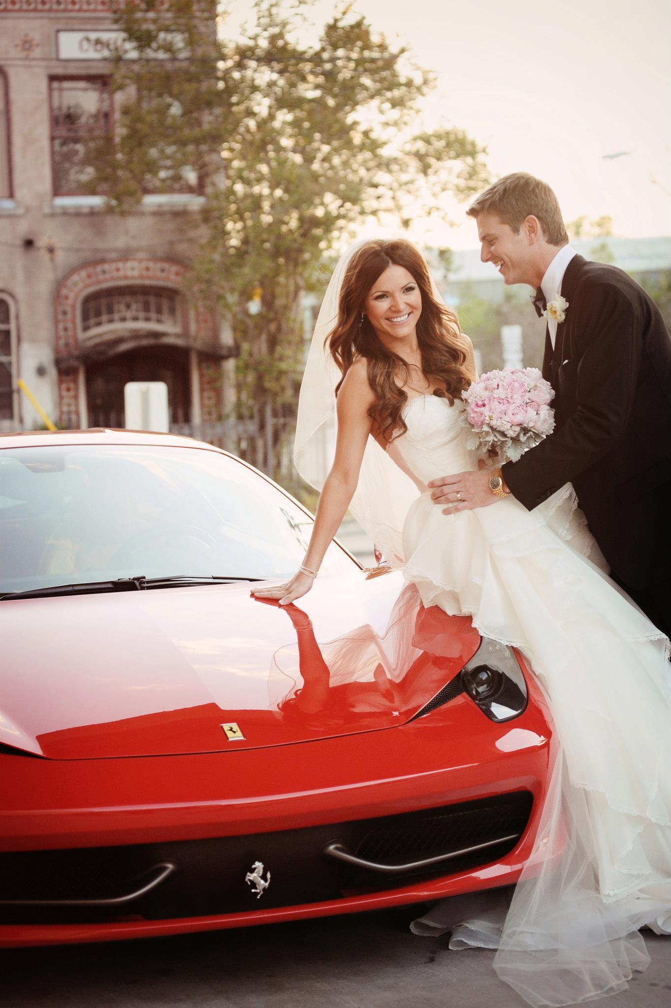 Жених т. Свадебная Феррари. Машина на свадьбу Феррари. Невеста на красной машине. Феррари и невеста.