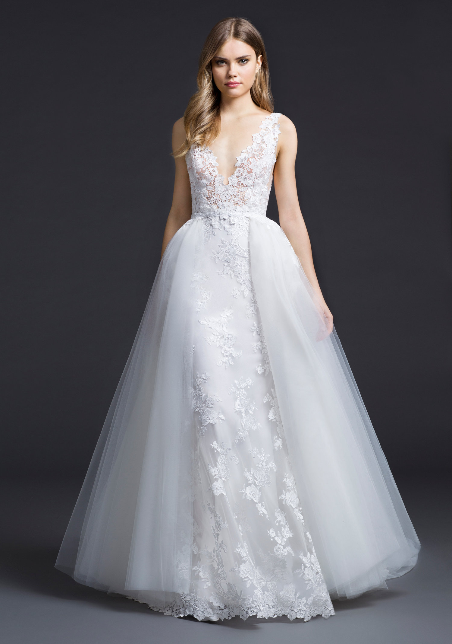 Choosing Between Dramatic and Simple Bridal Gowns for Your Wedding Day ...